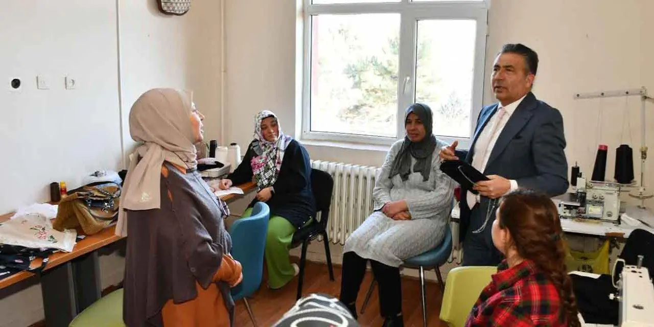 Milli Eğitim Müdürü Güney, Delice’de kurslar hakkında bilgi aldı - Kırıkkale Haber, Son Dakika Kırıkkale Haberleri Milli Eğitim Müdürü Güney, Delice’de kurslar hakkında bilgi aldı - Kırıkkale Haber, Son Dakika Kırıkkale Haberleri