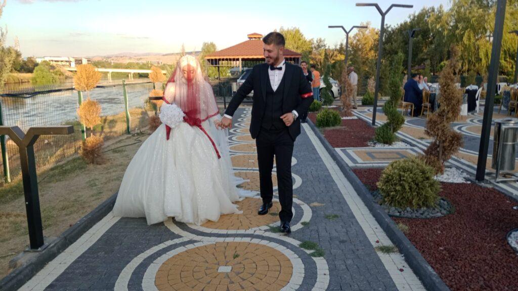 Öztürk ve Bahadır Ailelerinin Mutlu Günü: Melih Berke ve Aslıhan Dünyaevine Girdi – Kırıkkale Haber, Son Dakika Kırıkkale Haberleri Öztürk ve Bahadır Ailelerinin Mutlu Günü: Melih Berke ve Aslıhan Dünyaevine Girdi - Kırıkkale Haber, Son Dakika Kırıkkale Haberleri