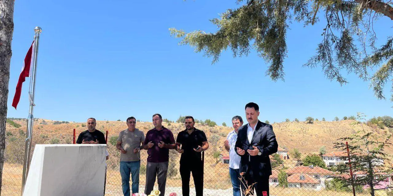Delice Kaymakamı'ndan şehit kabri ve köy halkına ziyaret - Kırıkkale Haber, Son Dakika Kırıkkale Haberleri Delice Kaymakamı'ndan şehit kabri ve köy halkına ziyaret - Kırıkkale Haber, Son Dakika Kırıkkale Haberleri