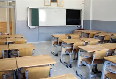 Milli Eğitim Bakanı Yusuf Tekin, velilere zorunlu olarak satılan yardımcı kaynak kitaplar konusunda sert uyarılarda bulundu. BU TÜR UYGULAMALAR YASA DIŞI Bakan Tekin, hem devlet hem de özel okullarda velilerin maruz bırakıldığı uygulamalara dair önemli açıklamalarda bulundu. Tekin, bu tür uygulamaların yasa dışı olduğunu belirterek, gerekli yaptırımların uygulanacağını ve ihlallerin devamı halinde okulların kapatılabileceğini söyledi. Velilerden zorunlu kayıt ücreti alınamayacağını vurgulayan Tekin, kayıt işlemlerinin elektronik ortamda otomatik yapıldığını hatırlatarak, “Veliler neden okula gidiyor? Zaten kaydınız yapılmış durumda. Okul yönetimlerinin bu konuda para talep etmesinin hiçbir mantıklı gerekçesi yok” ifadelerini kullandı.  YARDIMCI KAYNAK DAYATMASINA SERT TEPKİ Okulların ders kitabı adı altında yardımcı kaynak satışı yapmasına kesinlikle karşı çıktıklarını dile getiren Bakan Tekin, “Bu yasaktır. Böyle bir uygulamaya müsaade etmeyeceğiz. Yapan okullar hakkında cezai işlem uygulanacak” dedi. Özel okullara yönelik denetimlerin sıkılaştırılacağını da açıklayan Tekin, müfettişlerin okulları haberli ya da habersiz ziyaret edeceğini belirterek, “Okullarımızda bizim ders kitaplarımızın kullanılıp kullanılmadığı titizlikle denetlenecek” şeklinde konuştu.  kirikkalede-bulunan-okullara-onemli-uyari2.jpg  “OKUL KAPATMAYA KADAR GİDER” Tekin, özel okullarda yardımcı kaynak satışının tekrarlanması halinde çok ağır yaptırımlar uygulanacağını ifade ederek, “Bu durumun sürmesi halinde süreç okul kapatmaya kadar gidebilir,” uyarısında bulundu. Velilere de çağrıda bulunan Bakan Tekin, “Bizim hazırladığımız ders kitaplarının okullarda kullanılmasını ısrarla talep etsinler” diyerek toplumun bilinçlenmesi gerektiğini vurguladı.  12 YILLIK EĞİTİM SÜRESİ TARTIŞMASI Bakan Tekin, kamuoyunda süren 12 yıllık zorunlu eğitim tartışmalarına da değindi. Toplumun geniş bir kesiminin bu sürenin uzun olduğunu düşündüğünü ifade eden Tekin, “12 yıllık eğitimin yüksek olduğu ve yeniden ele alınması gerektiği yönünde tartışmalar var. Biz de bu tartışmaları izliyoruz ve gerekli değerlendirmeleri yapacağız” dedi. - Kırıkkale Haber, Son Dakika Kırıkkale Haberleri
