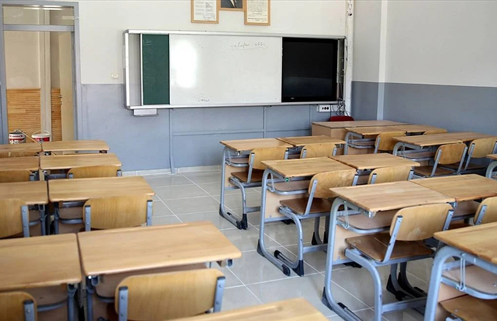 Milli Eğitim Bakanı Yusuf Tekin, velilere zorunlu olarak satılan yardımcı kaynak kitaplar konusunda sert uyarılarda bulundu. BU TÜR UYGULAMALAR YASA DIŞI Bakan Tekin, hem devlet hem de özel okullarda velilerin maruz bırakıldığı uygulamalara dair önemli açıklamalarda bulundu. Tekin, bu tür uygulamaların yasa dışı olduğunu belirterek, gerekli yaptırımların uygulanacağını ve ihlallerin devamı halinde okulların kapatılabileceğini söyledi. Velilerden zorunlu kayıt ücreti alınamayacağını vurgulayan Tekin, kayıt işlemlerinin elektronik ortamda otomatik yapıldığını hatırlatarak, “Veliler neden okula gidiyor? Zaten kaydınız yapılmış durumda. Okul yönetimlerinin bu konuda para talep etmesinin hiçbir mantıklı gerekçesi yok” ifadelerini kullandı.  YARDIMCI KAYNAK DAYATMASINA SERT TEPKİ Okulların ders kitabı adı altında yardımcı kaynak satışı yapmasına kesinlikle karşı çıktıklarını dile getiren Bakan Tekin, “Bu yasaktır. Böyle bir uygulamaya müsaade etmeyeceğiz. Yapan okullar hakkında cezai işlem uygulanacak” dedi. Özel okullara yönelik denetimlerin sıkılaştırılacağını da açıklayan Tekin, müfettişlerin okulları haberli ya da habersiz ziyaret edeceğini belirterek, “Okullarımızda bizim ders kitaplarımızın kullanılıp kullanılmadığı titizlikle denetlenecek” şeklinde konuştu.  kirikkalede-bulunan-okullara-onemli-uyari2.jpg  “OKUL KAPATMAYA KADAR GİDER” Tekin, özel okullarda yardımcı kaynak satışının tekrarlanması halinde çok ağır yaptırımlar uygulanacağını ifade ederek, “Bu durumun sürmesi halinde süreç okul kapatmaya kadar gidebilir,” uyarısında bulundu. Velilere de çağrıda bulunan Bakan Tekin, “Bizim hazırladığımız ders kitaplarının okullarda kullanılmasını ısrarla talep etsinler” diyerek toplumun bilinçlenmesi gerektiğini vurguladı.  12 YILLIK EĞİTİM SÜRESİ TARTIŞMASI Bakan Tekin, kamuoyunda süren 12 yıllık zorunlu eğitim tartışmalarına da değindi. Toplumun geniş bir kesiminin bu sürenin uzun olduğunu düşündüğünü ifade eden Tekin, “12 yıllık eğitimin yüksek olduğu ve yeniden ele alınması gerektiği yönünde tartışmalar var. Biz de bu tartışmaları izliyoruz ve gerekli değerlendirmeleri yapacağız” dedi. - Kırıkkale Haber, Son Dakika Kırıkkale Haberleri