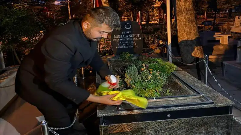 Ülkü Ocakları’ndan Şehit Mezarlıklarında Gönüllü Temizlik Çalışması - Kırıkkale Haber, Son Dakika Kırıkkale Haberleri Ülkü Ocakları’ndan Şehit Mezarlıklarında Gönüllü Temizlik Çalışması - Kırıkkale Haber, Son Dakika Kırıkkale Haberleri