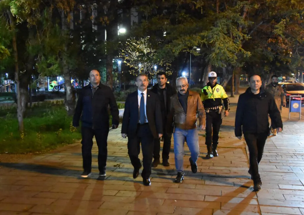 Kırıkkale’de Huzurun Nöbetindeler: Müdür Işık Sahada! – Kırıkkale Haber, Son Dakika Kırıkkale Haberleri Kırıkkale’de Huzurun Nöbetindeler: Müdür Işık Sahada! - Kırıkkale Haber, Son Dakika Kırıkkale Haberleri
