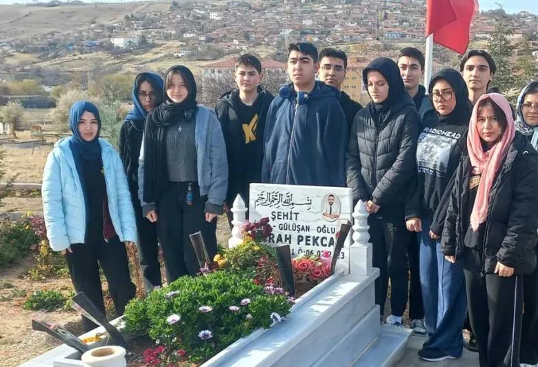 Fen Lisesi öğrencileri, şehit öğretmeni unutmadı - Kırıkkale Haber, Son Dakika Kırıkkale Haberleri Fen Lisesi öğrencileri, şehit öğretmeni unutmadı - Kırıkkale Haber, Son Dakika Kırıkkale Haberleri