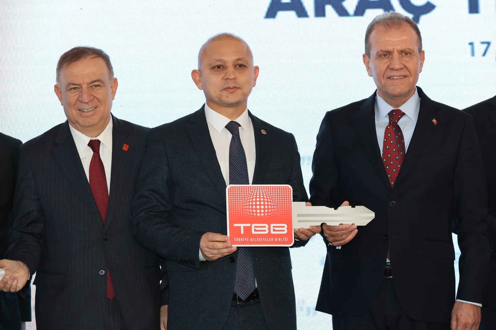 Kırıkkale Belediyesi’ne TBB’den 8 Milyon TL’lik Paletli Ekskavatör Hibesi - Kırıkkale Haber, Son Dakika Kırıkkale Haberleri