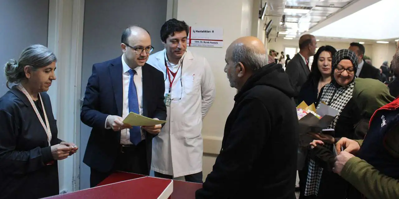 Başhekim Varol'dan Tıbbi Sekreterlere çiçekli moral - Kırıkkale Haber, Son Dakika Kırıkkale Haberleri