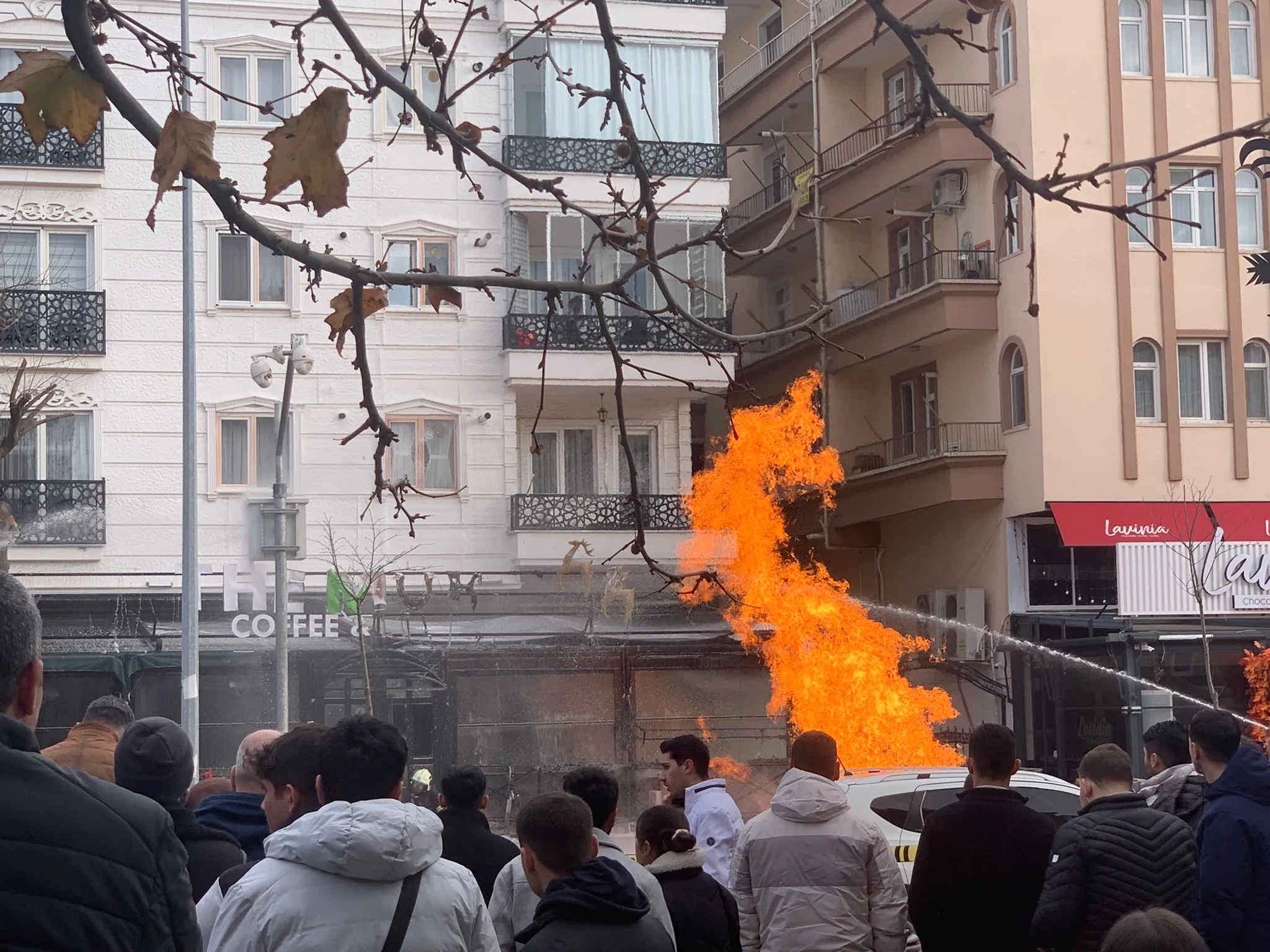 Atatürk Bulvarı’nda Doğalgaz Borusu Patladı: Yangın Kontrol Altına Alınamıyor - Kırıkkale Haber, Son Dakika Kırıkkale Haberleri
