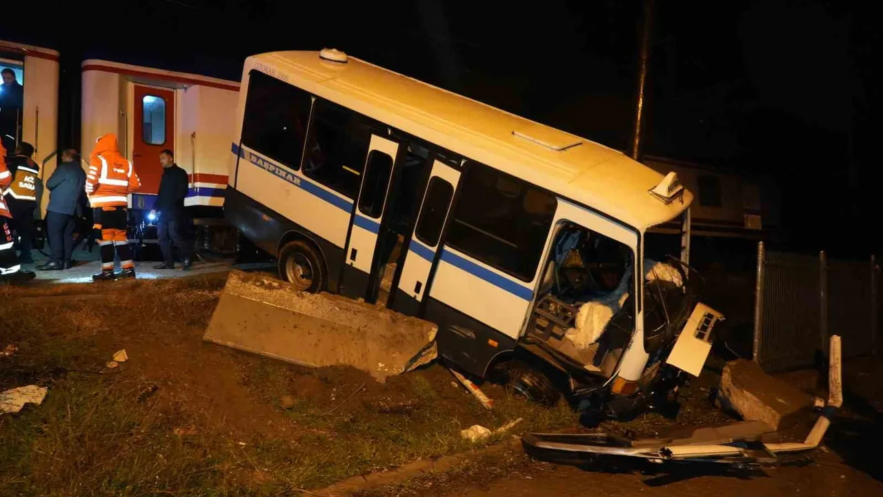Kırıkkale’de facianın eşiğinden dönüldü! Doğu Ekspresi dolmuşa çarptı - Kırıkkale Haber, Son Dakika Kırıkkale Haberleri