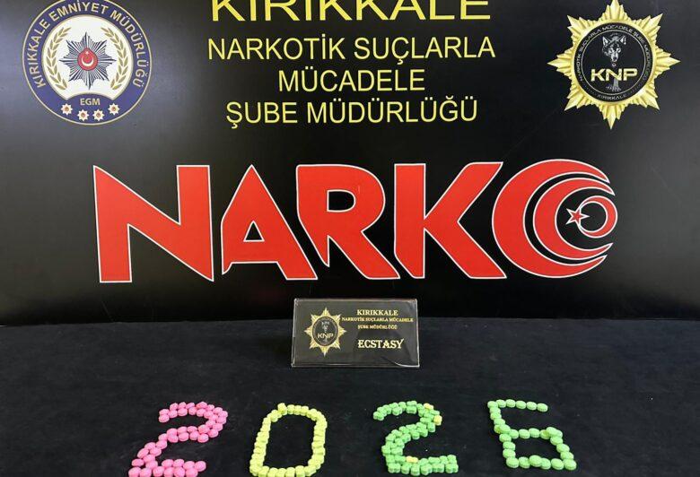 Narkotik Operasyonunda 150 Adet Ecstasy Ele Geçirildi: 1 Tutuklama - Kırıkkale Haber, Son Dakika Kırıkkale Haberleri Narkotik Operasyonunda 150 Adet Ecstasy Ele Geçirildi: 1 Tutuklama - Kırıkkale Haber, Son Dakika Kırıkkale Haberleri