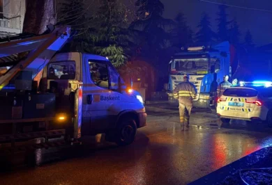 Tır elektrik direğine çarptı, İlçe karanlığa gömüldü - Kırıkkale Haber, Son Dakika Kırıkkale Haberleri