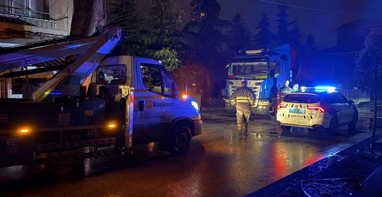Tır elektrik direğine çarptı, İlçe karanlığa gömüldü - Kırıkkale Haber, Son Dakika Kırıkkale Haberleri