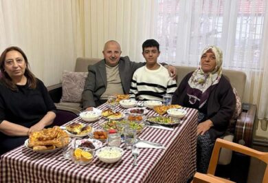 keskin iftar 390x266 - Başkan Cönger, vatandaş sofrasında iftar yaptı