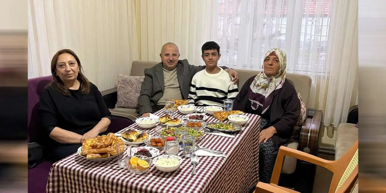 Başkan Cönger, vatandaş sofrasında iftar yaptı keskin iftar - Başkan Cönger, vatandaş sofrasında iftar yaptı