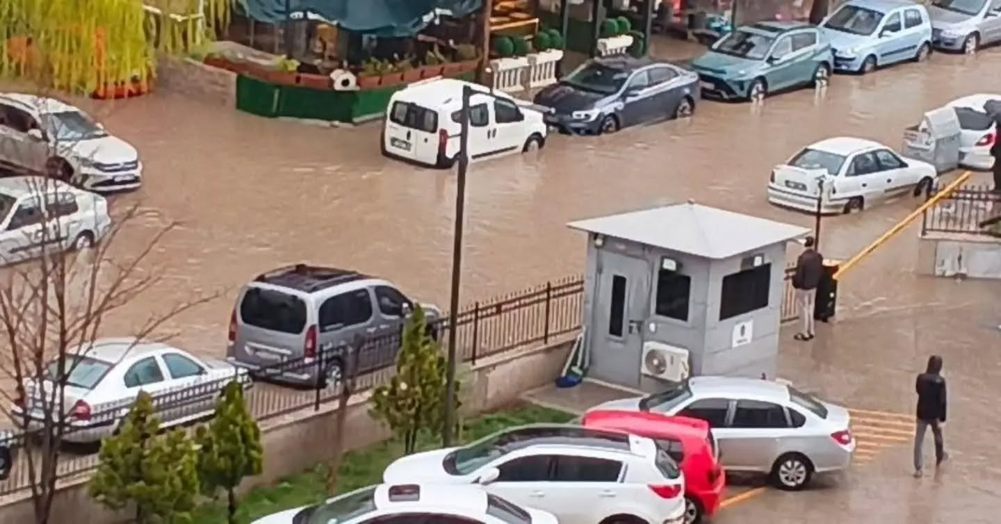Sağnak Yağmur Ulubatlı Hasan Caddesini Felç Etti - Kırıkkale Haber, Son Dakika Kırıkkale Haberleri