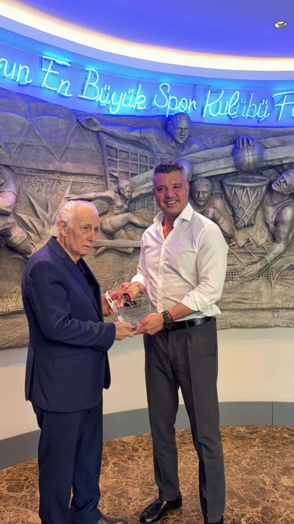 Sadettin Saran&rsquo;a "T&uuml;rk D&uuml;nyası Hizmet &Ouml;d&uuml;l&uuml;" takdim edildi - Kırıkkale Haber, Son Dakika Kırıkkale Haberleri