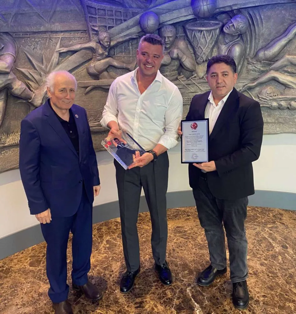 Sadettin Saran&rsquo;a "T&uuml;rk D&uuml;nyası Hizmet &Ouml;d&uuml;l&uuml;" takdim edildi - Kırıkkale Haber, Son Dakika Kırıkkale Haberleri