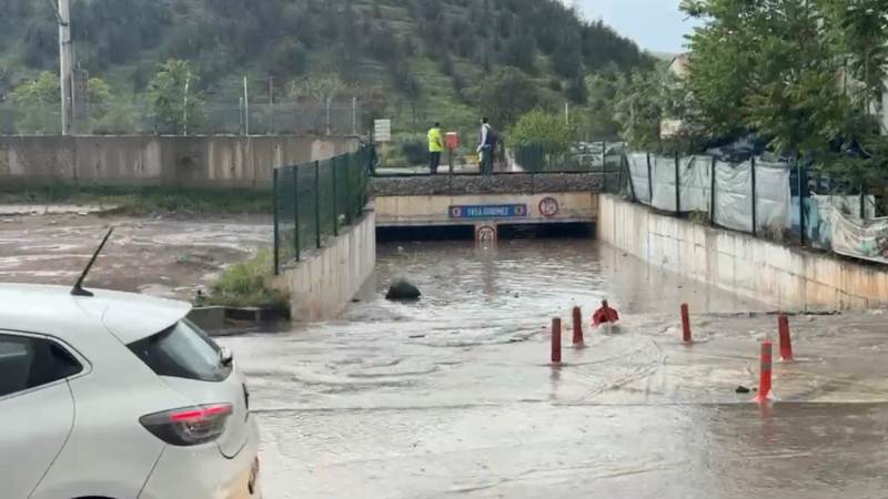 Kırıkkale?de Sağanak Alarmı: Cadde ve Sokaklar Göle Döndü