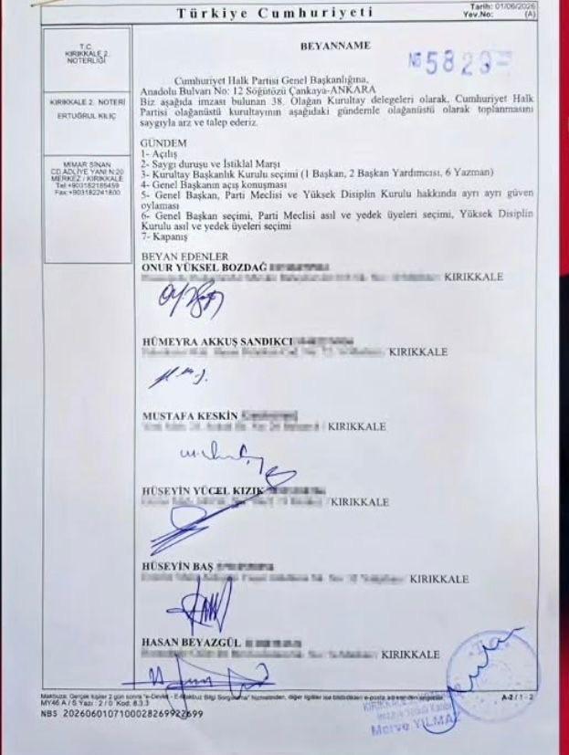CHP Kırıkkale’de Beklenen Hamle Geldi! Kızık İmzayı Attı, Tartışmalar Sona Erdi CHP’de olağanüstü kurultay tartışmaları sürerken, Kırıkkale’de uzun süredir merak edilen soru sonunda yanıtını buldu. Parti içerisinde tavrını net ortaya koymadığı gerekçesiyle eleştirilerin hedefinde yer alan CHP Kırıkkale Merkez İlçe Başkanı Hüseyin Yücel Kızık, attığı imzayla safını açıkça belli etti. Mahkeme sürecinin ardından CHP Genel Başkanı Özgür Özel’in çağrısıyla başlatılan olağanüstü kurultay için Türkiye genelinde imza kampanyası sürerken, Kırıkkale teşkilatından dikkat çeken bir destek geldi. Edinilen bilgilere göre Kırıkkale’nin tüm kurultay delegeleri noter huzurunda imza vererek sürece destek sundu. İmza veren isimler arasında CHP Kırıkkale İl Başkanı Onur Yüksel Bozdağ’ın yanı sıra, son dönemde parti kulislerinde en çok konuşulan isimlerden biri olan Merkez İlçe Başkanı Hüseyin Yücel Kızık da yer aldı. Eleştirilerin Odağındaydı Özellikle son haftalarda yaptığı birlik ve beraberlik mesajları nedeniyle bazı partililer tarafından "neden açık tavır almıyor?" eleştirileriyle karşı karşıya kalan Kızık'ın sessizliği sık sık tartışma konusu olmuştu. Ancak olağanüstü kurultay için verdiği imza, teşkilat içerisinde tüm soru işaretlerini ortadan kaldırdı. Kulislerde Tek Yorum: Tarafını Seçti CHP kulislerinde Kızık’ın imzası, sadece teknik bir destek değil, aynı zamanda Özgür Özel’in liderliğine verilen güçlü bir siyasi mesaj olarak değerlendiriliyor. Teşkilat içerisinde uzun süredir konuşulan "Kızık hangi tarafta?" sorusunun da böylece netlik kazandığı ifade ediliyor. Kırıkkale’den Tam Destek Olağanüstü kurultay için yürütülen imza sürecinde Kırıkkale'deki tüm kurultay delegelerinin destek vermesi, kent teşkilatında dikkat çeken bir birlik görüntüsü oluşturdu. Parti kaynakları, Kırıkkale’nin sürece toplu destek veren iller arasında yer almasının Ankara kulislerinde de yakından takip edildiğini belirtiyor. - Kırıkkale Haber, Son Dakika Kırıkkale Haberleri
