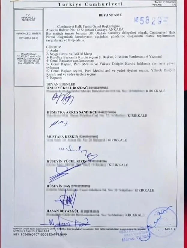 CHP Kırıkkale’de Beklenen Hamle Geldi! Kızık İmzayı Attı, Tartışmalar Sona Erdi CHP’de olağanüstü kurultay tartışmaları sürerken, Kırıkkale’de uzun süredir merak edilen soru sonunda yanıtını buldu. Parti içerisinde tavrını net ortaya koymadığı gerekçesiyle eleştirilerin hedefinde yer alan CHP Kırıkkale Merkez İlçe Başkanı Hüseyin Yücel Kızık, attığı imzayla safını açıkça belli etti. Mahkeme sürecinin ardından CHP Genel Başkanı Özgür Özel’in çağrısıyla başlatılan olağanüstü kurultay için Türkiye genelinde imza kampanyası sürerken, Kırıkkale teşkilatından dikkat çeken bir destek geldi. Edinilen bilgilere göre Kırıkkale’nin tüm kurultay delegeleri noter huzurunda imza vererek sürece destek sundu. İmza veren isimler arasında CHP Kırıkkale İl Başkanı Onur Yüksel Bozdağ’ın yanı sıra, son dönemde parti kulislerinde en çok konuşulan isimlerden biri olan Merkez İlçe Başkanı Hüseyin Yücel Kızık da yer aldı. Eleştirilerin Odağındaydı Özellikle son haftalarda yaptığı birlik ve beraberlik mesajları nedeniyle bazı partililer tarafından "neden açık tavır almıyor?" eleştirileriyle karşı karşıya kalan Kızık'ın sessizliği sık sık tartışma konusu olmuştu. Ancak olağanüstü kurultay için verdiği imza, teşkilat içerisinde tüm soru işaretlerini ortadan kaldırdı. Kulislerde Tek Yorum: Tarafını Seçti CHP kulislerinde Kızık’ın imzası, sadece teknik bir destek değil, aynı zamanda Özgür Özel’in liderliğine verilen güçlü bir siyasi mesaj olarak değerlendiriliyor. Teşkilat içerisinde uzun süredir konuşulan "Kızık hangi tarafta?" sorusunun da böylece netlik kazandığı ifade ediliyor. Kırıkkale’den Tam Destek Olağanüstü kurultay için yürütülen imza sürecinde Kırıkkale'deki tüm kurultay delegelerinin destek vermesi, kent teşkilatında dikkat çeken bir birlik görüntüsü oluşturdu. Parti kaynakları, Kırıkkale’nin sürece toplu destek veren iller arasında yer almasının Ankara kulislerinde de yakından takip edildiğini belirtiyor. - Kırıkkale Haber, Son Dakika Kırıkkale Haberleri