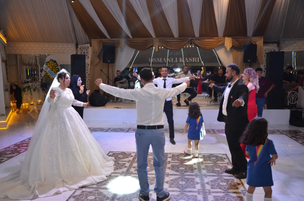 PINAR VE SAMET MUHTEŞEM DÜĞÜNLE DÜNYAEVİNE GİRDİ – Kırıkkale Haber, Son Dakika Kırıkkale Haberleri PINAR VE SAMET MUHTEŞEM DÜĞÜNLE DÜNYAEVİNE GİRDİ - Kırıkkale Haber, Son Dakika Kırıkkale Haberleri