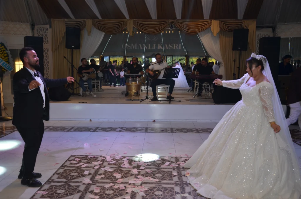 PINAR VE SAMET MUHTEŞEM DÜĞÜNLE DÜNYAEVİNE GİRDİ – Kırıkkale Haber, Son Dakika Kırıkkale Haberleri PINAR VE SAMET MUHTEŞEM DÜĞÜNLE DÜNYAEVİNE GİRDİ - Kırıkkale Haber, Son Dakika Kırıkkale Haberleri