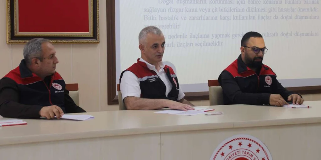 Kırıkkale’de Üreticilere Hayati Eğitim! Bilinçsiz İlaçlamaya Karşı Uyarılar Yapıldı – Kırıkkale Haber, Son Dakika Kırıkkale Haberleri Kırıkkale'de Üreticilere Hayati Eğitim! Bilinçsiz İlaçlamaya Karşı Uyarılar Yapıldı - Kırıkkale Haber, Son Dakika Kırıkkale Haberleri