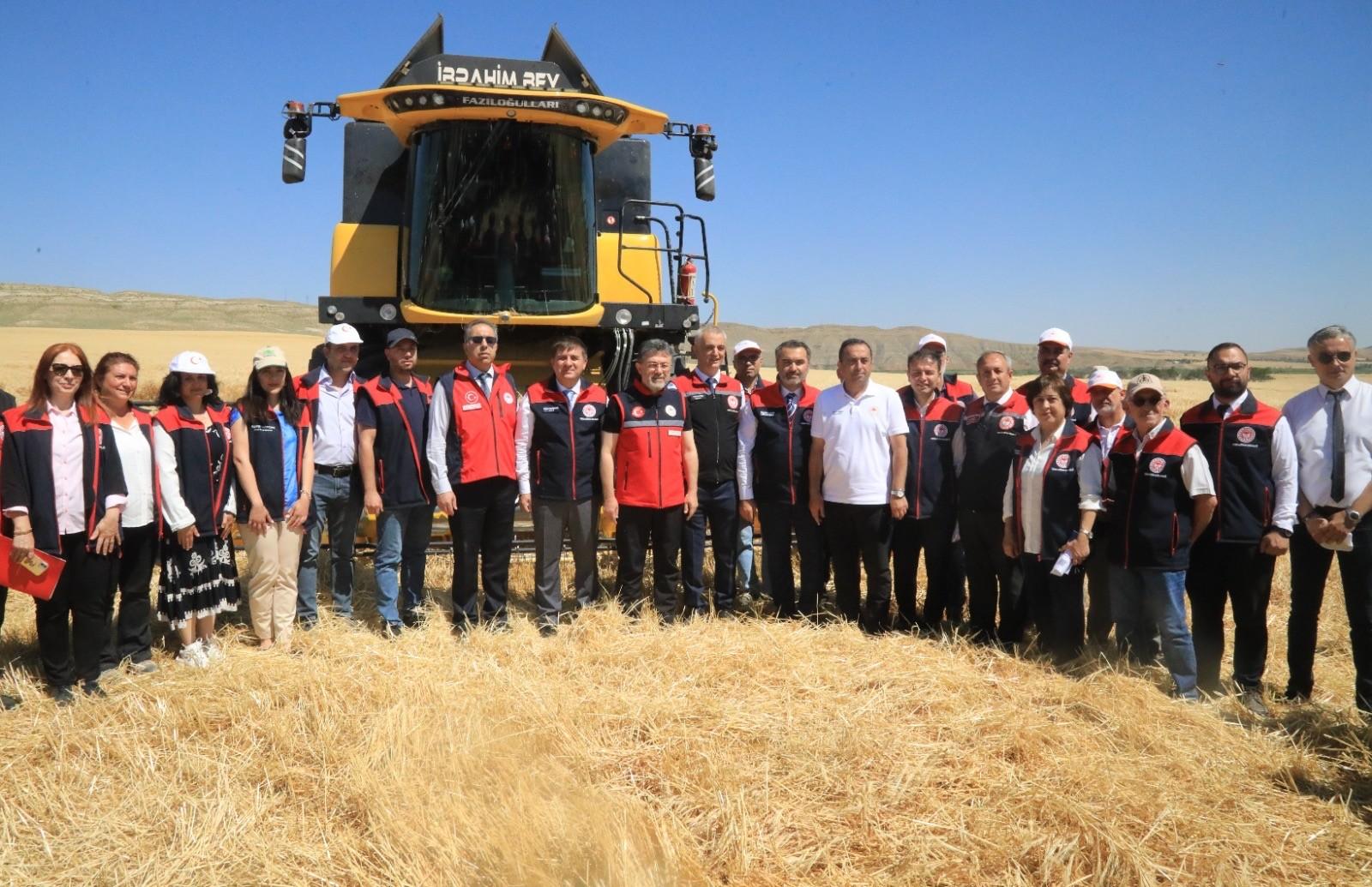 Tarım Bakanı Karakeçili’de Hasat Yaptı