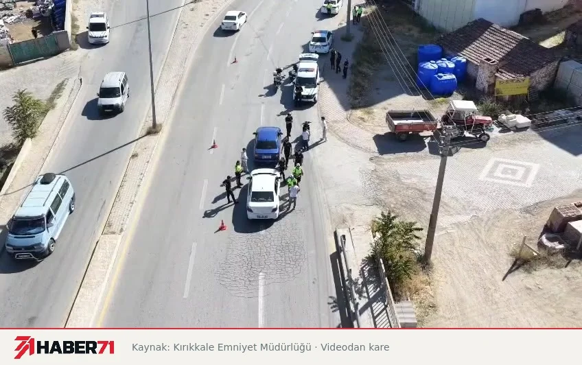 Habere ilişkin paylaşılan görüntüler Ahıllı Kavşağı’ndaki trafik denetiminde yol üzerindeki araçlar, koniler ve ekiplerin drone görüntüsü.