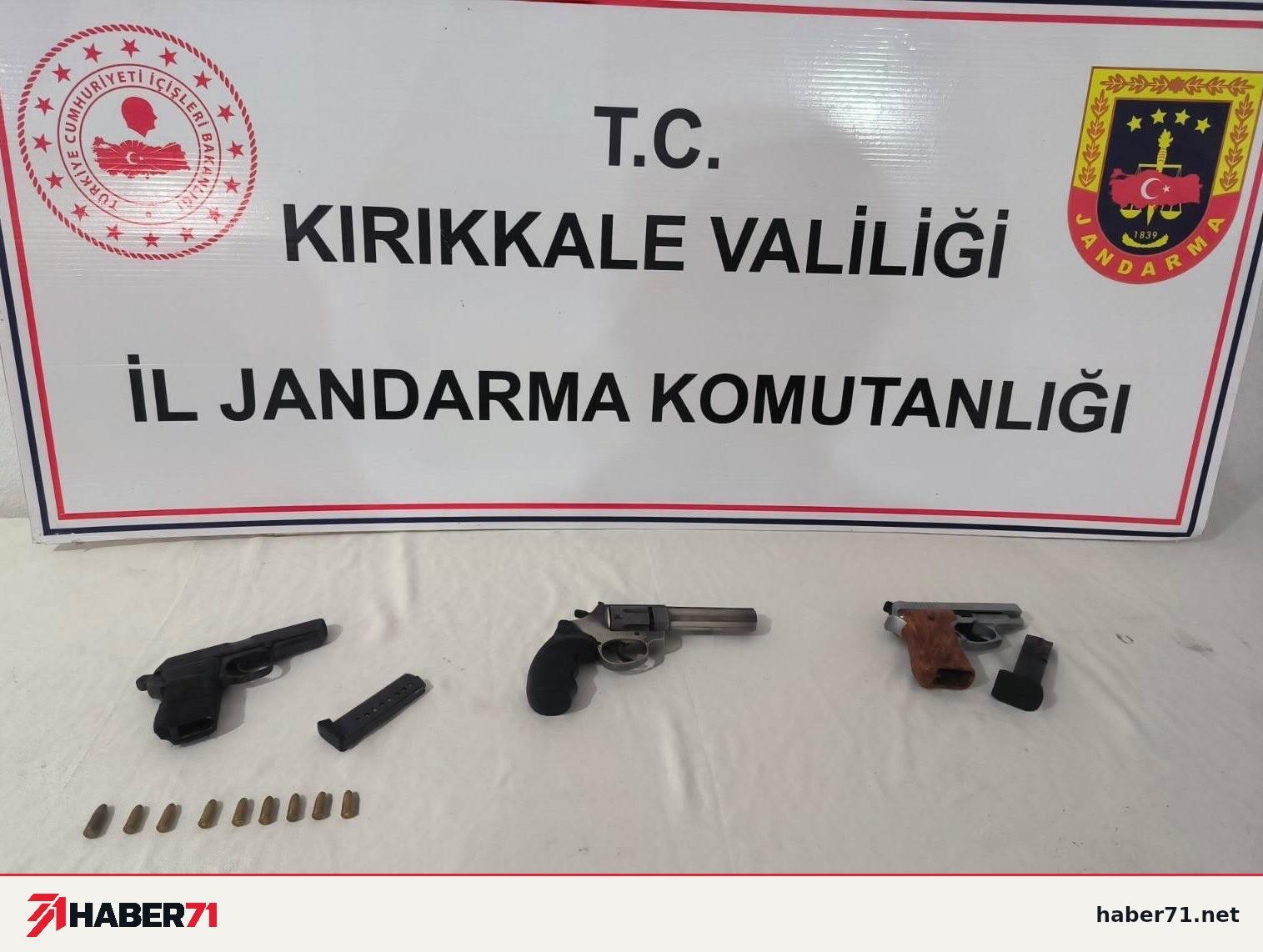 Habere ilişkin paylaşılan görüntüler Kırıkkale İl Jandarma Komutanlığı panosu önündeki masada üç silah, şarjörler ve fişekler.