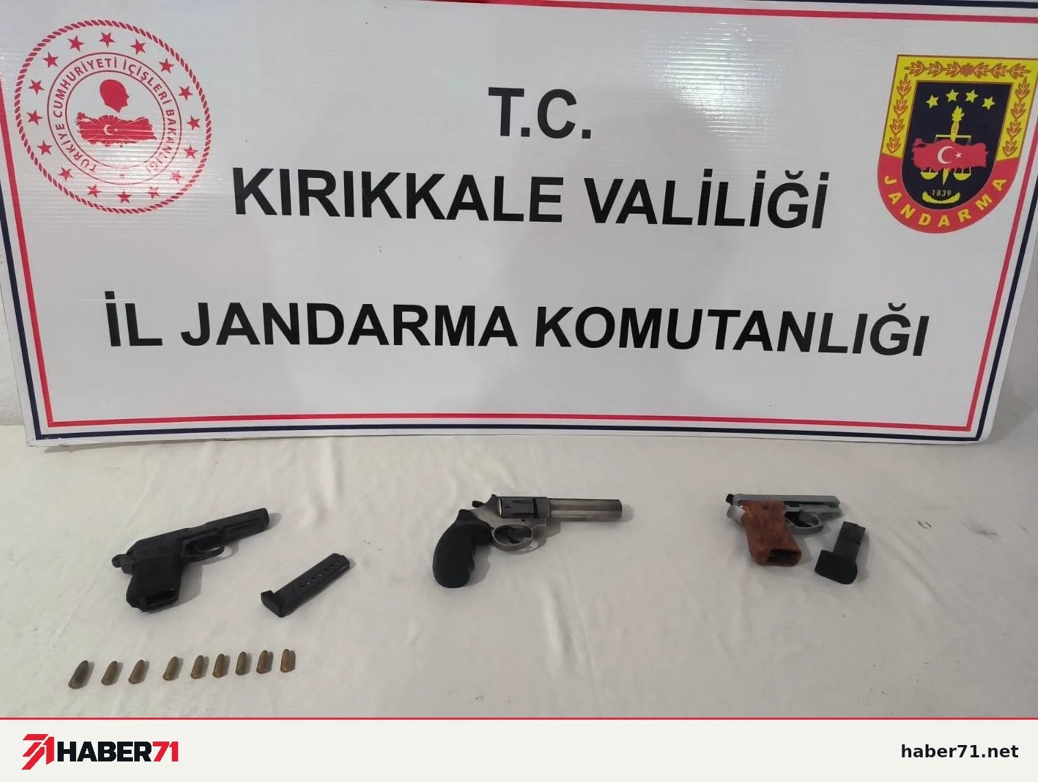 Habere ilişkin paylaşılan görüntüler Kırıkkale İl Jandarma Komutanlığı panosu önündeki masada üç silah, şarjörler ve fişekler.