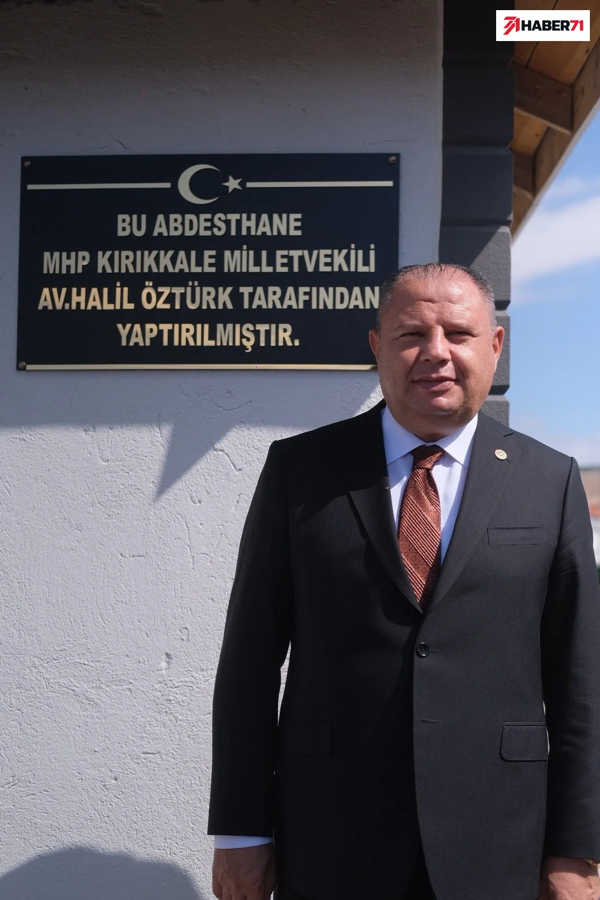 Habere ilişkin paylaşılan görüntüler Abdesthane tabelası önünde Halil Öztürk