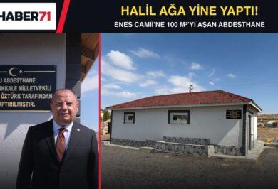 Halil Öztürk’ün abdesthane tabelası önündeki fotoğrafı ve Enes Camii için yaptırılan yeni abdesthane binası.