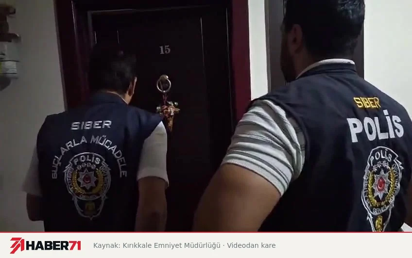 Habere ilişkin paylaşılan görüntüler SİBER POLİS yazılı yelekleriyle bir evin girişinde bulunan polisler; Kırıkkale’deki operasyon videosundan kare.