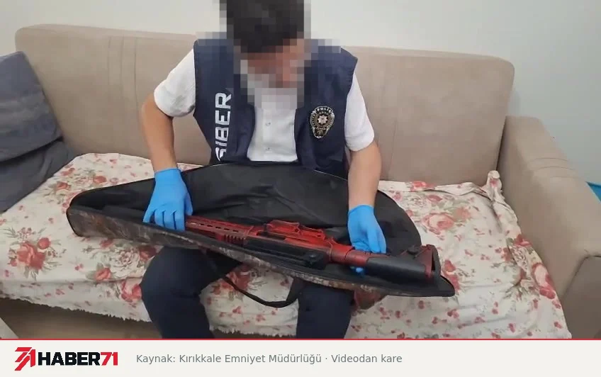 Habere ilişkin paylaşılan görüntüler Mavi eldivenli bir görevli evdeki arama sırasında uzun namlulu silahı inceliyor; paylaşılan videodan kare.