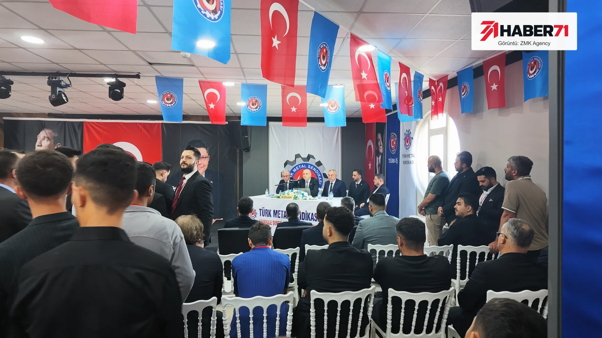 Türk Metal Kırıkkale Şubesi’nin 6. Olağan Genel Kurulu’ndan salon görünümü. Fotoğraf: ZMK Agency. Türk bayrakları ve sendika flamalarıyla süslenen genel kurul salonunda divan heyeti ve katılımcılar.