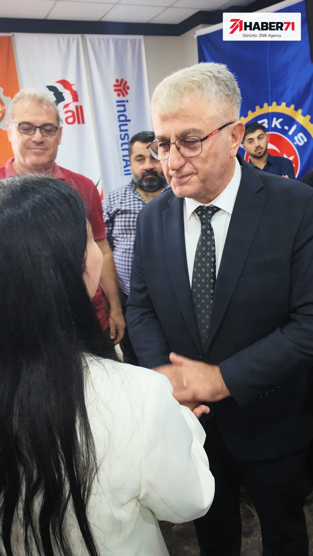 Genel kuruldan bir selamlaşma anı. Fotoğraf: ZMK Agency. Türk Metal Kırıkkale Şubesi genel kurulunda katılımcıların selamlaşması.