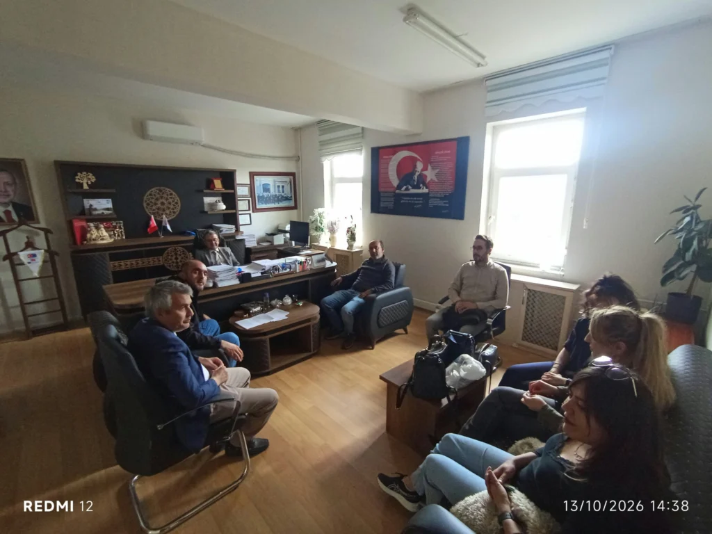 Karakeçili’de 29 Ekim Cumhuriyet Bayramı hazırlıklarına yönelik koordinasyon toplantısı.
Makam odasında masa ve koltuklar çevresinde oturan toplantı katılımcıları.