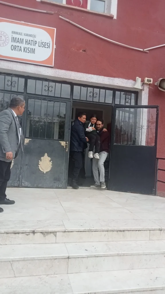 Tatbikat senaryosunda bir öğrenci okul binasından çıkarıldı.
Senaryo gereği yaralı rolündeki öğrenci tatbikat sırasında okul kapısından taşınıyor.