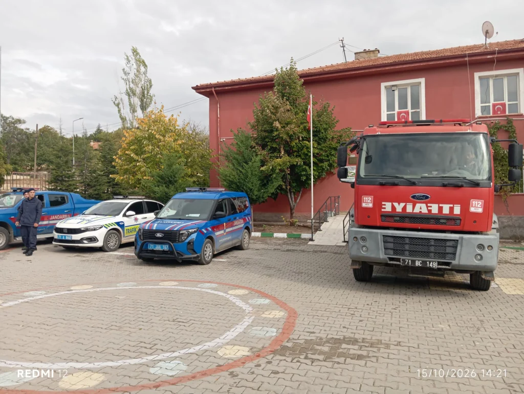 Tatbikata güvenlik birimleri ve belediyenin itfaiye ekibi destek verdi.
Okul bahçesinde jandarma, trafik polisi ve itfaiye araçları bulunuyor.