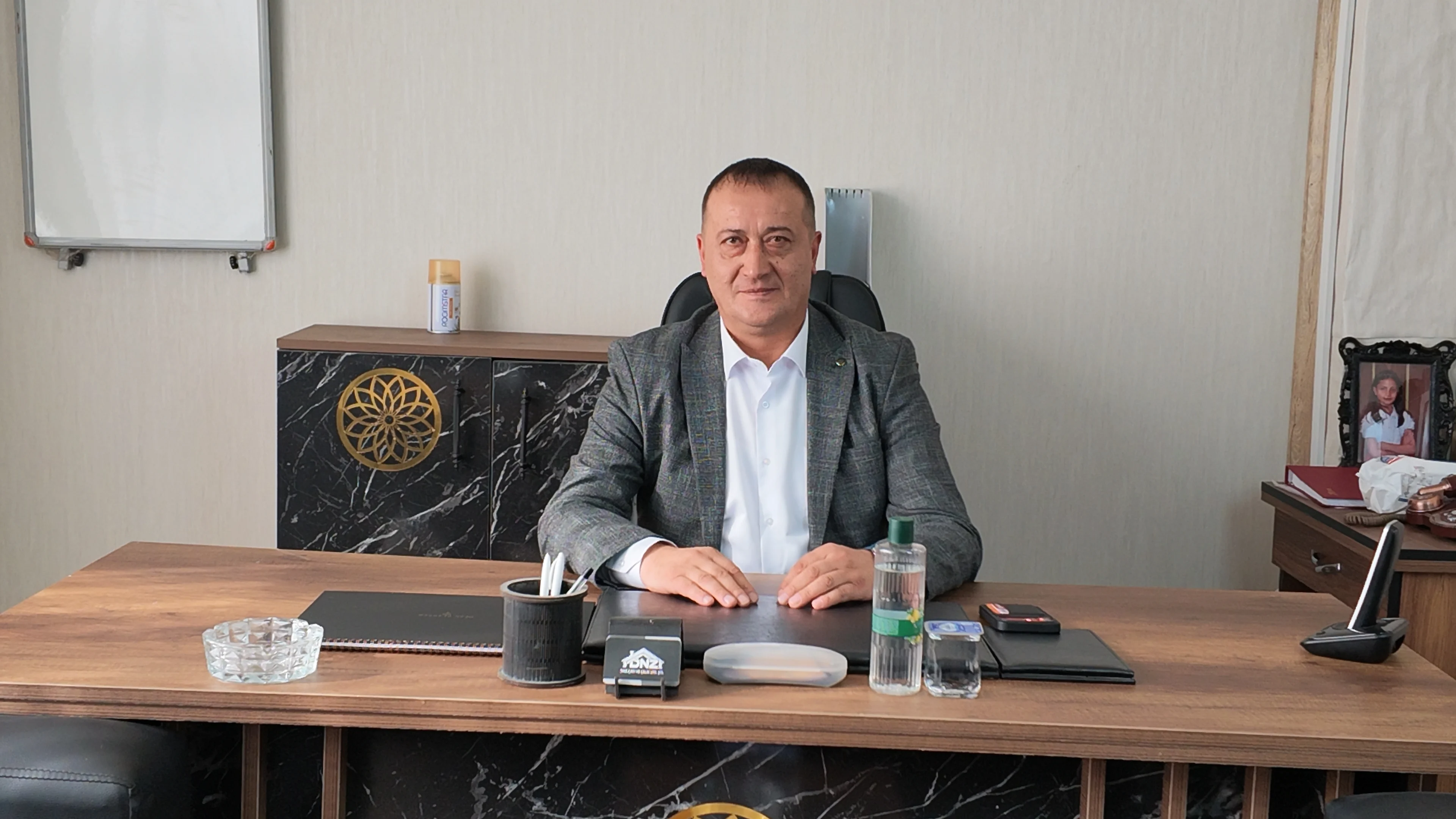 DNZ Çatı ve Çelik sahibi Yunus Dönmez. DNZ Çatı ve Çelik sahibi Yunus Dönmez çalışma masasında