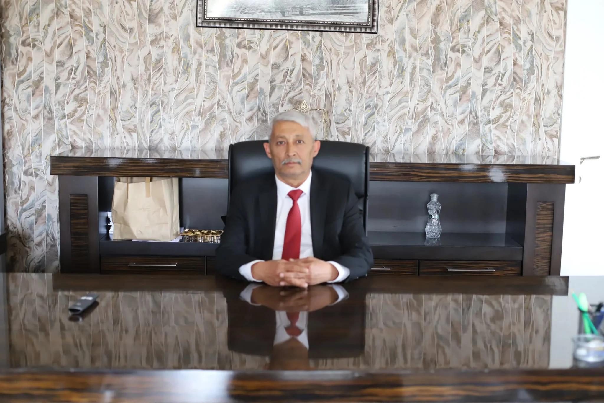 Aydın Demirdirek’in makam fotoğrafı. Yahşihan Belediye Başkanvekili Aydın Demirdirek makamında otururken