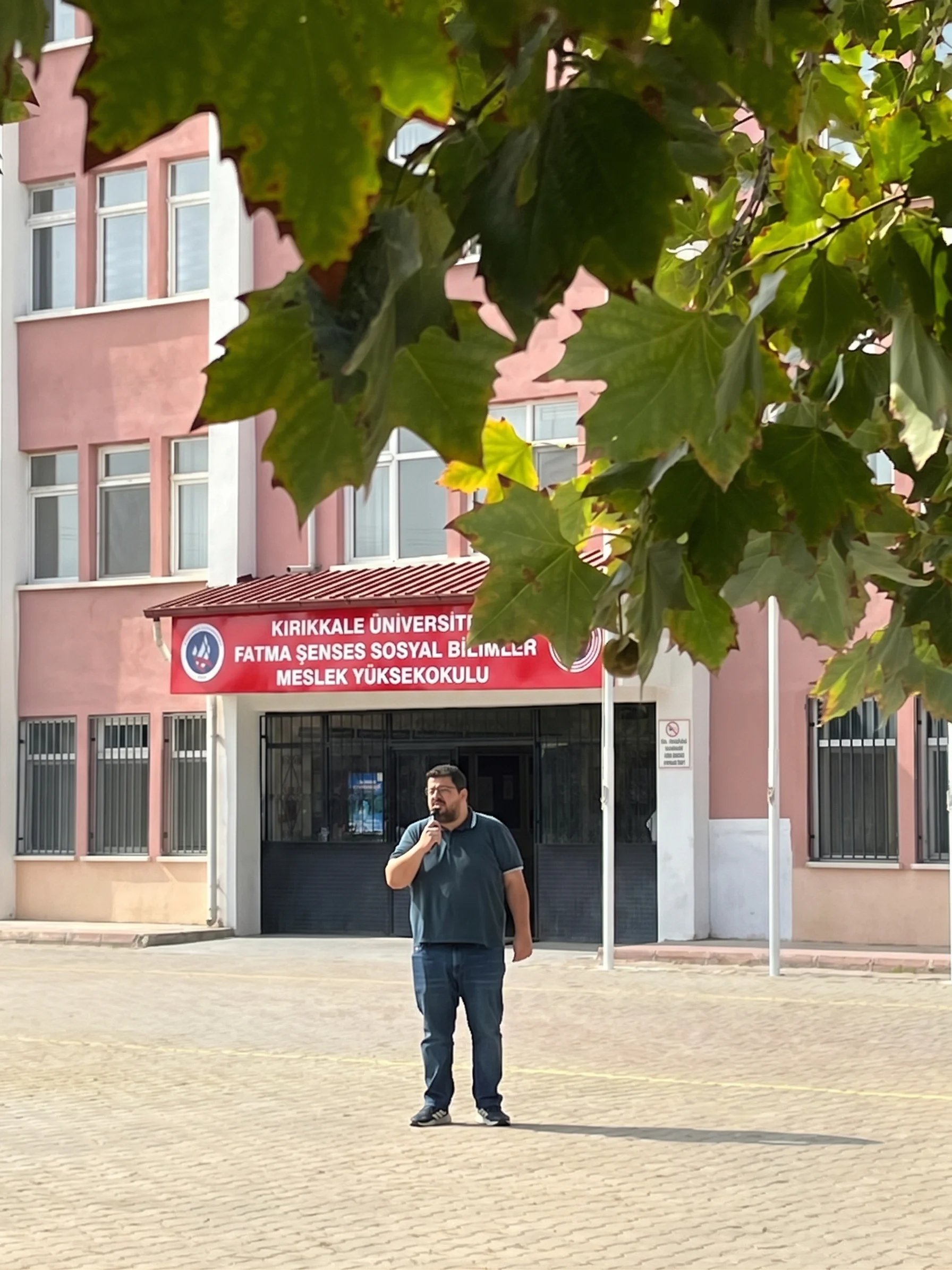 Fatma Şenses Sosyal Bilimler MYO önünde program kapsamında yapılan bir konuşma. Fatma Şenses Sosyal Bilimler MYO önünde program kapsamında yapılan bir konuşma.