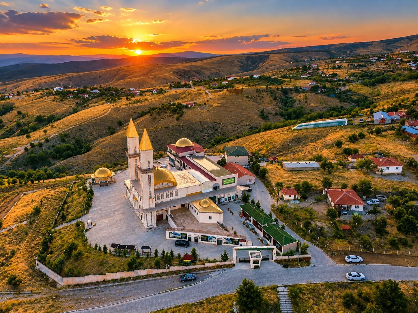 Kırıkkale İslami Değerler Külliyesi’nin gün batımında havadan görünümü. Gün batımında Kırıkkale İslami Değerler Külliyesi’nin minareleri, altın renkli kubbeleri ve avlusu