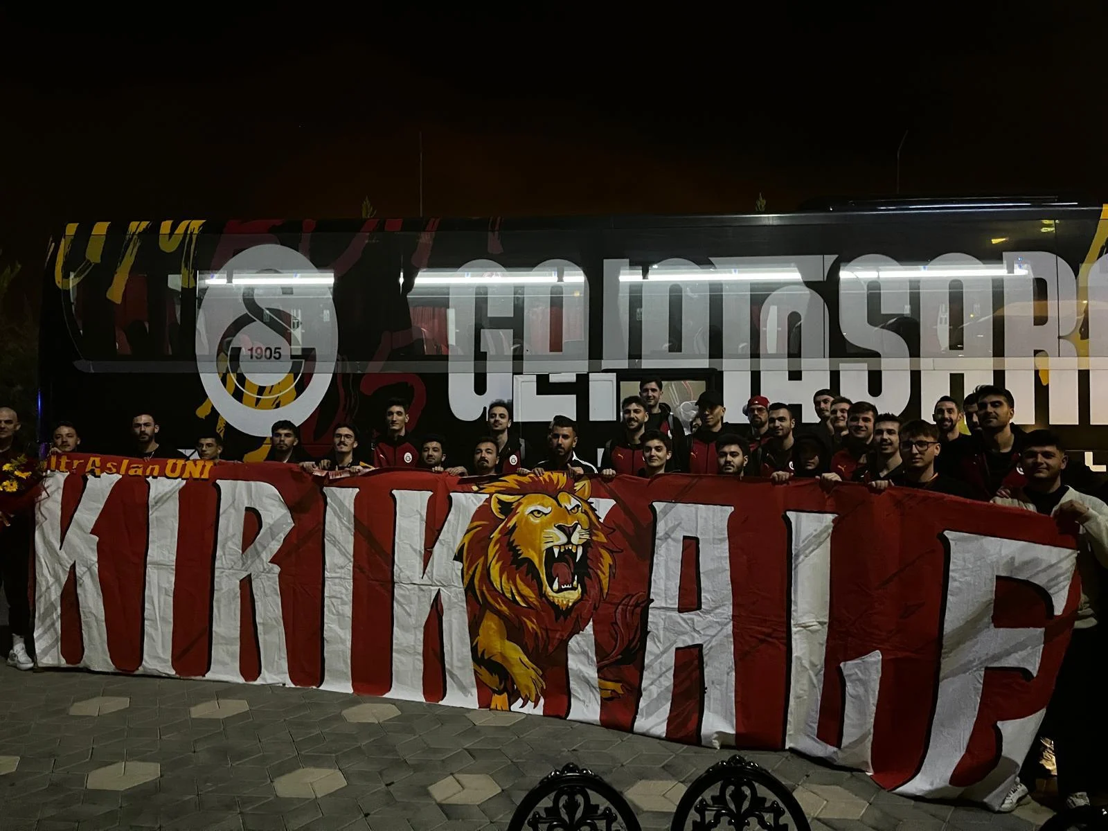 Otobüs önünde Kırıkkale pankartıyla çekilen grup fotoğrafı. Galatasaray yazılı otobüs önünde Kırıkkale pankartı tutan grup
