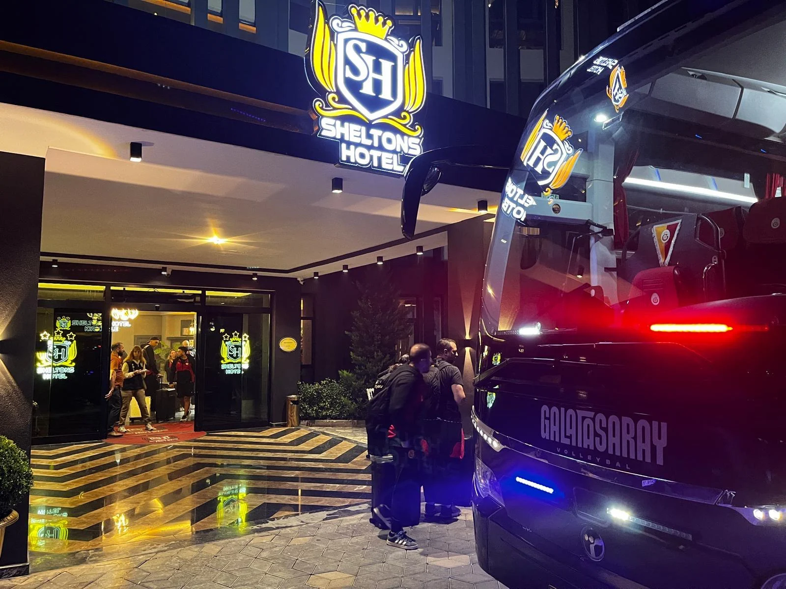 Sheltons Hotel girişinde Galatasaray yazılı otobüs görülüyor. Sheltons Hotel girişinde Galatasaray yazılı otobüsün gece görüntüsü