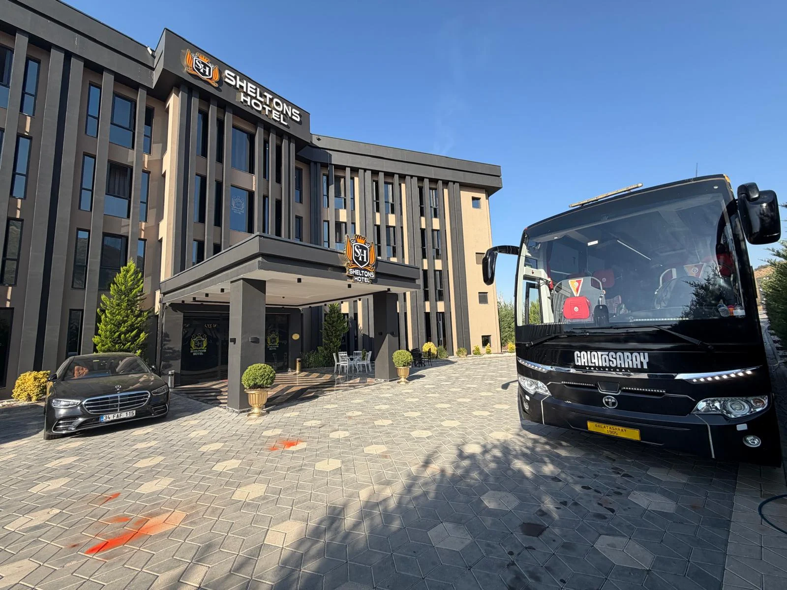 Sheltons Hotel ve önündeki Galatasaray yazılı otobüs. Sheltons Hotel önünde Galatasaray Volleyball yazılı otobüsün gündüz görüntüsü