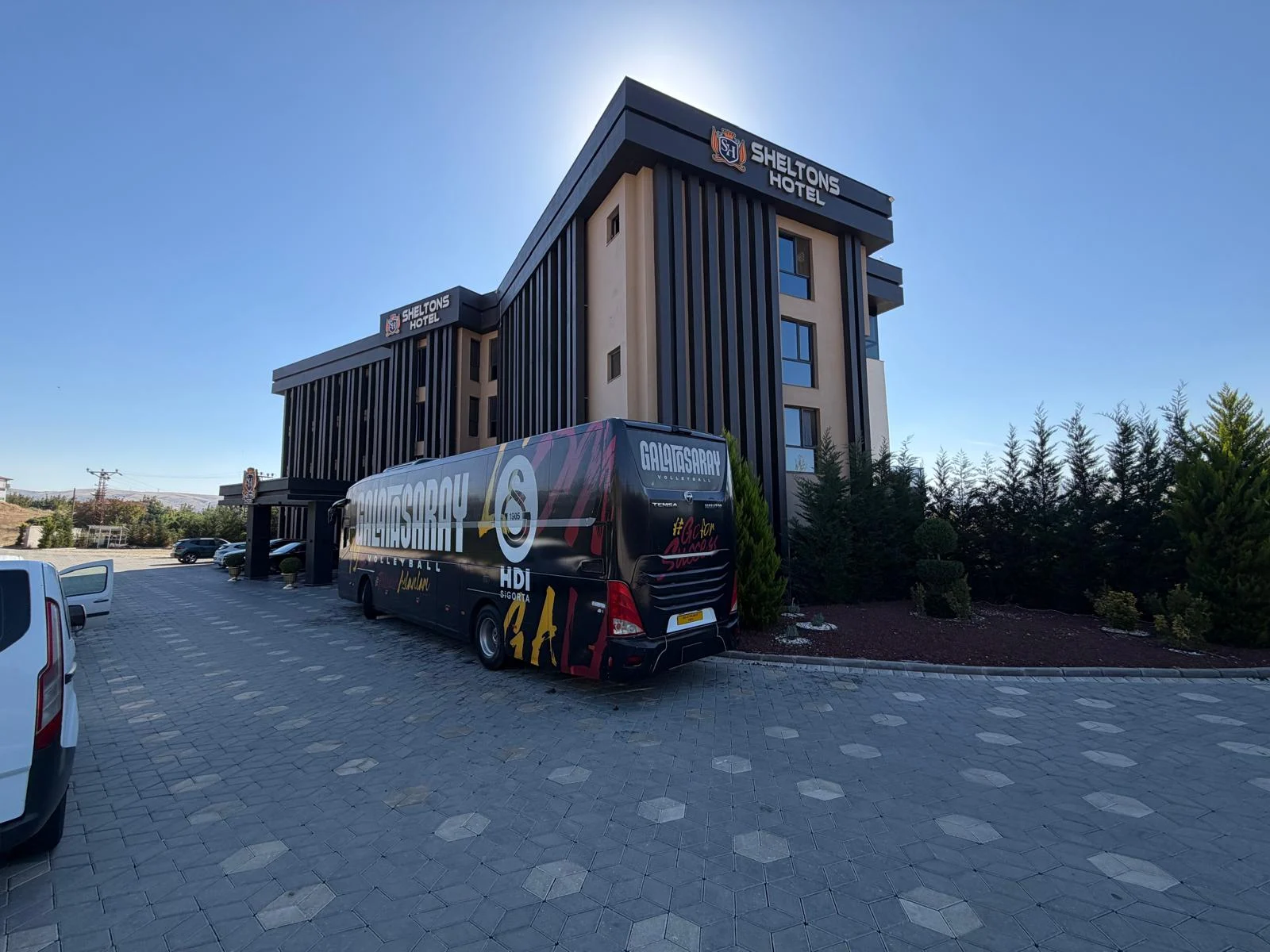 Otel önündeki otobüsün farklı açıdan görüntüsü. Sheltons Hotel önünde Galatasaray otobüsünün yan ve arka görünümü