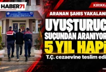 Haber71 kapak — Kırıkkale’de 5 yıl hapis cezasıyla aranan T.Ç. yakalandı Haber71: Uyuşturucu suçundan aranan T.Ç., 5 yıl hapis cezası nedeniyle cezaevine teslim edildi. Temsili görsel.