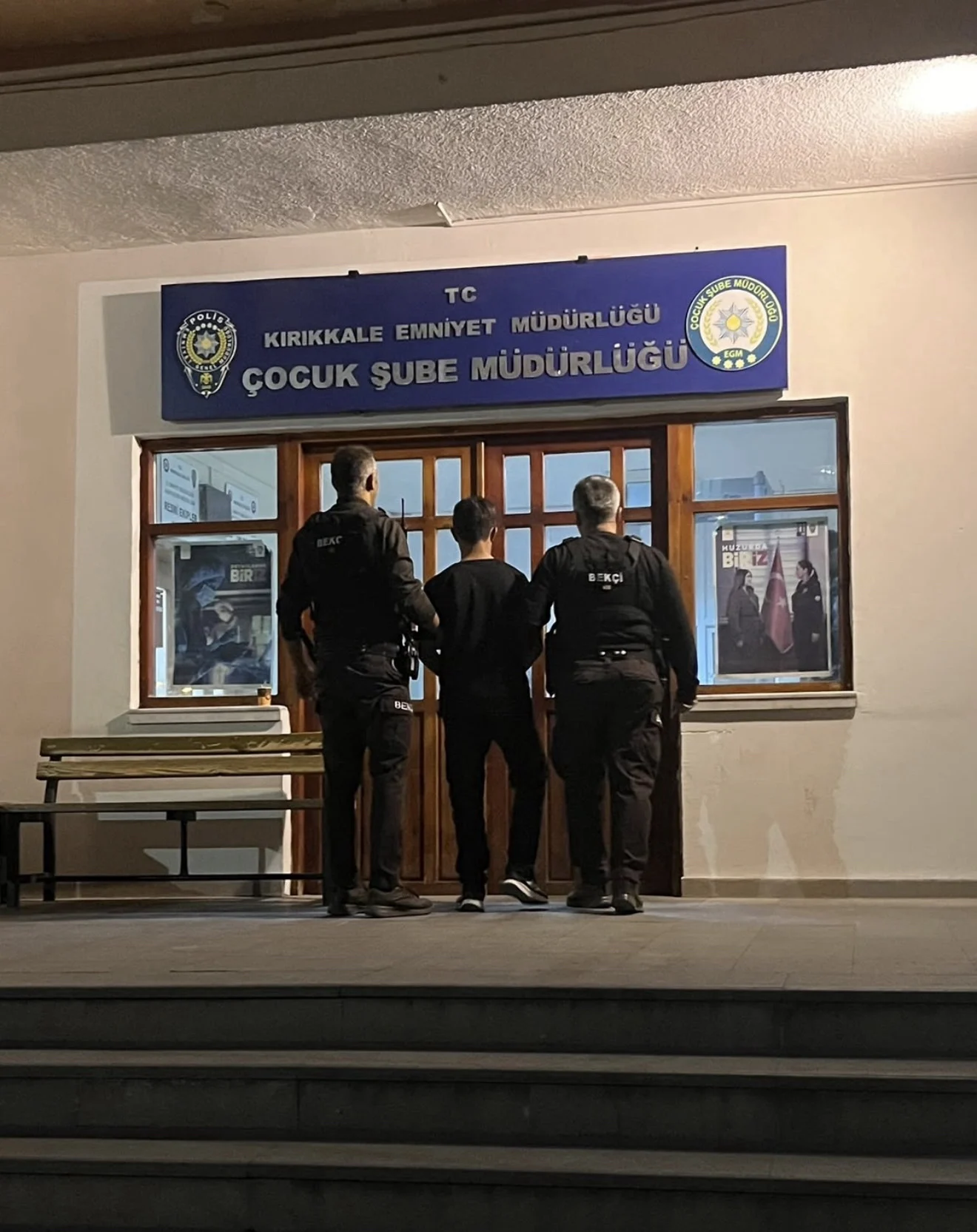 E.Ş.’nin yakalanmasına ilişkin Kırıkkale Emniyet Müdürlüğünün paylaştığı görüntü. Kırıkkale’de aranan kişinin emniyet birimine götürülmesi