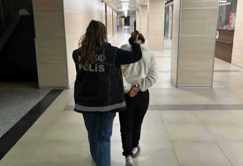 Kırıkkale’de aranan E.Ş. olayına ilişkin görüntü Koridorda bir kişinin polis eşliğinde götürülmesi